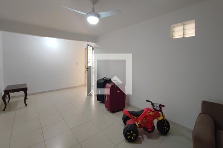 Casa à venda com 264m², 5 quartos e 4 vagas Casa à venda com 264m², 5 quartos e 4 vagasEdícula - Sala