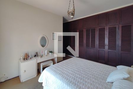 Casa à venda com 264m², 5 quartos e 4 vagas Casa à venda com 264m², 5 quartos e 4 vagasSuíte