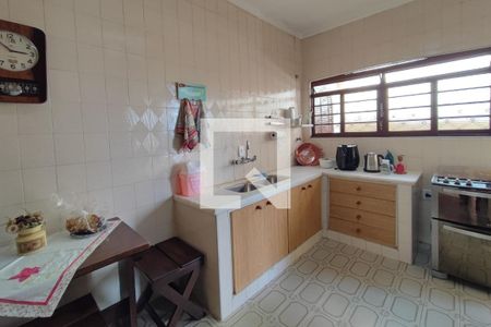 Casa à venda com 264m², 5 quartos e 4 vagas Casa à venda com 264m², 5 quartos e 4 vagasCozinha