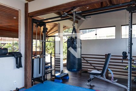 Casa à venda com 300m², 4 quartos e 2 vagas Casa à venda com 300m², 4 quartos e 2 vagasAcademia