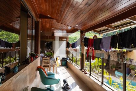 Casa à venda com 300m², 4 quartos e 2 vagas Casa à venda com 300m², 4 quartos e 2 vagasÁrea Externa