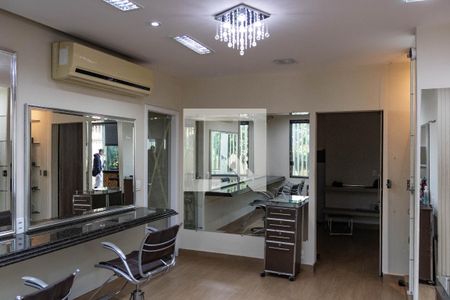 Casa à venda com 300m², 4 quartos e 2 vagas Casa à venda com 300m², 4 quartos e 2 vagasÁrea comum