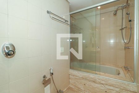 Apartamento à venda com 190m², 2 quartos e 2 vagas Apartamento à venda com 190m², 2 quartos e 2 vagasBanheiro da Suíte