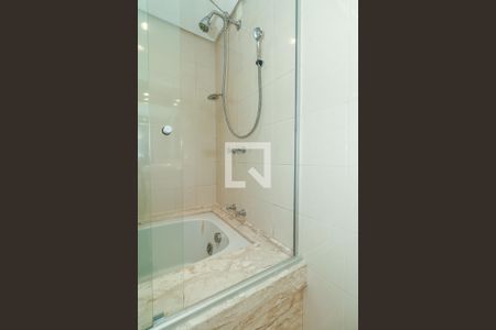 Apartamento à venda com 190m², 2 quartos e 2 vagas Apartamento à venda com 190m², 2 quartos e 2 vagasBanheiro da Suíte