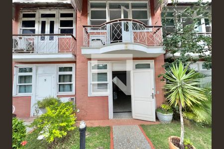 Casa de condomínio à venda com 215m², 3 quartos e 2 vagas Casa de condomínio à venda com 215m², 3 quartos e 2 vagasFachada