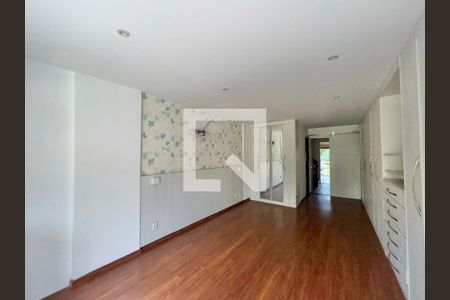 Casa de condomínio à venda com 215m², 3 quartos e 2 vagas Casa de condomínio à venda com 215m², 3 quartos e 2 vagasSuíte 2