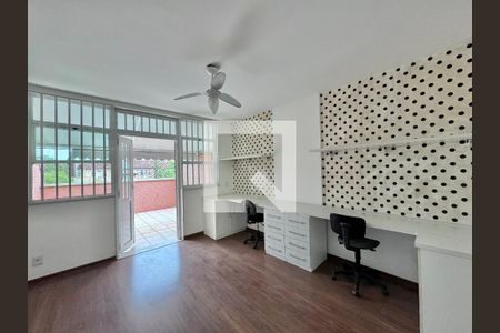 Casa de condomínio à venda com 215m², 3 quartos e 2 vagas Casa de condomínio à venda com 215m², 3 quartos e 2 vagasSuíte 3