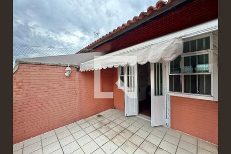 Casa de condomínio à venda com 215m², 3 quartos e 2 vagas Casa de condomínio à venda com 215m², 3 quartos e 2 vagasSuíte 3 - Varanda