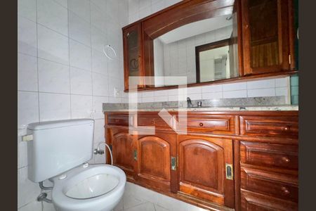 Casa de condomínio à venda com 215m², 3 quartos e 2 vagas Casa de condomínio à venda com 215m², 3 quartos e 2 vagasBanheiro da Suíte 2