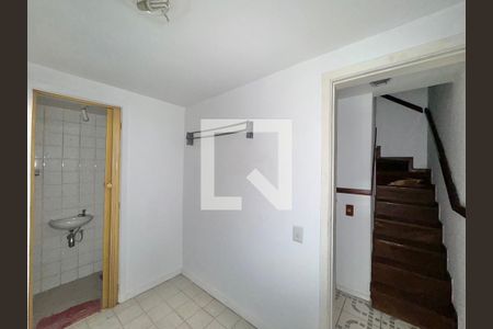 Casa de condomínio à venda com 215m², 3 quartos e 2 vagas Casa de condomínio à venda com 215m², 3 quartos e 2 vagasQuarto de Serviço