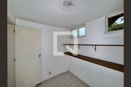 Casa de condomínio à venda com 215m², 3 quartos e 2 vagas Casa de condomínio à venda com 215m², 3 quartos e 2 vagasQuarto de Serviço