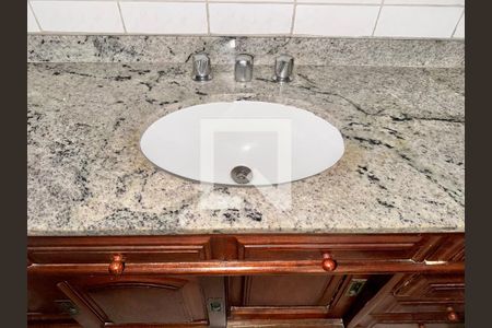 Casa de condomínio à venda com 215m², 3 quartos e 2 vagas Casa de condomínio à venda com 215m², 3 quartos e 2 vagasBanheiro da Suíte 2