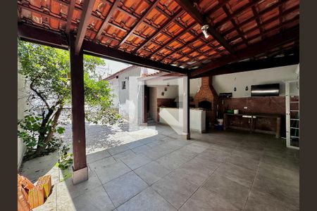 Casa à venda com 248m², 4 quartos e 2 vagas Casa à venda com 248m², 4 quartos e 2 vagasQuintal