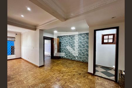 Casa à venda com 248m², 4 quartos e 2 vagas Casa à venda com 248m², 4 quartos e 2 vagasSala