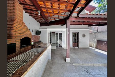 Casa à venda com 248m², 4 quartos e 2 vagas Casa à venda com 248m², 4 quartos e 2 vagasQuintal