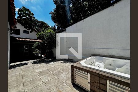 Casa à venda com 248m², 4 quartos e 2 vagas Casa à venda com 248m², 4 quartos e 2 vagasQuintal
