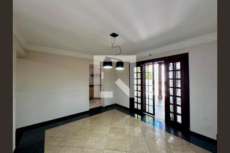Casa à venda com 248m², 4 quartos e 2 vagas Casa à venda com 248m², 4 quartos e 2 vagasSala