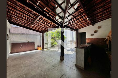 Casa à venda com 248m², 4 quartos e 2 vagas Casa à venda com 248m², 4 quartos e 2 vagasQuintal