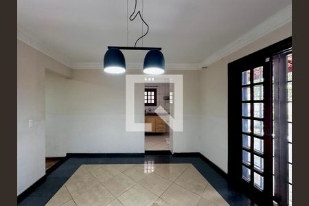 Casa à venda com 248m², 4 quartos e 2 vagas Casa à venda com 248m², 4 quartos e 2 vagasSala