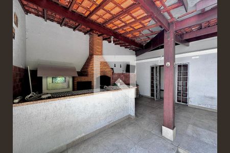Casa à venda com 248m², 4 quartos e 2 vagas Casa à venda com 248m², 4 quartos e 2 vagasQuintal
