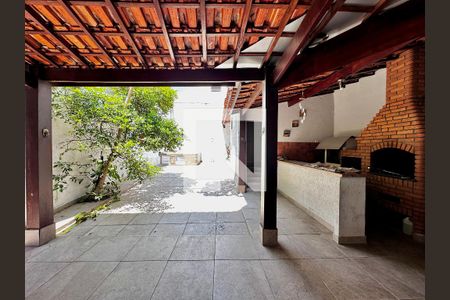 Casa à venda com 248m², 4 quartos e 2 vagas Casa à venda com 248m², 4 quartos e 2 vagasQuintal