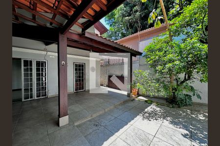 Casa à venda com 248m², 4 quartos e 2 vagas Casa à venda com 248m², 4 quartos e 2 vagasQuintal