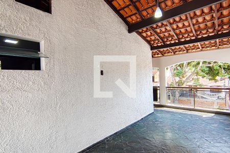 Casa à venda com 300m², 3 quartos e 4 vagas Casa à venda com 300m², 3 quartos e 4 vagasvaranda