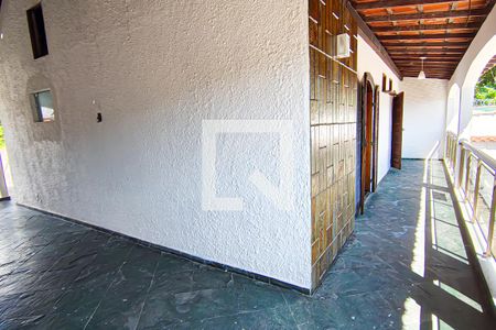 Casa à venda com 300m², 3 quartos e 4 vagas Casa à venda com 300m², 3 quartos e 4 vagasvaranda