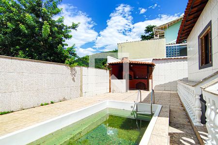 Casa à venda com 300m², 3 quartos e 4 vagas Casa à venda com 300m², 3 quartos e 4 vagaspiscina - area de lazer