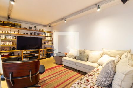 Casa à venda com 390m², 4 quartos e 4 vagas Casa à venda com 390m², 4 quartos e 4 vagasSala de TV