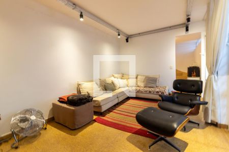 Casa à venda com 390m², 4 quartos e 4 vagas Casa à venda com 390m², 4 quartos e 4 vagasSala de TV