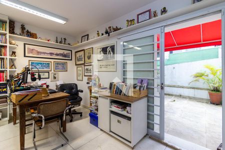 Casa à venda com 390m², 4 quartos e 4 vagas Casa à venda com 390m², 4 quartos e 4 vagasEscritório