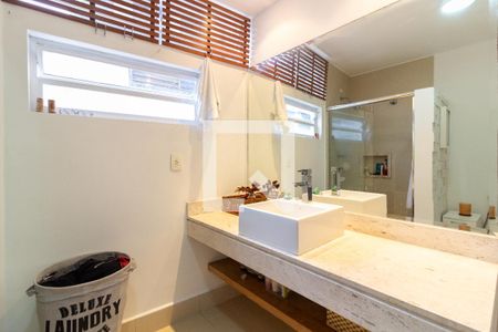 Casa à venda com 390m², 4 quartos e 4 vagas Casa à venda com 390m², 4 quartos e 4 vagasBanheiro