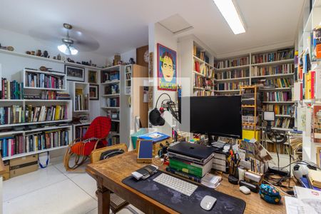 Casa à venda com 390m², 4 quartos e 4 vagas Casa à venda com 390m², 4 quartos e 4 vagasEscritório