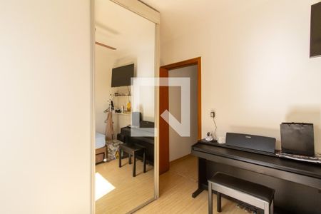 Casa à venda com 200m², 3 quartos e 2 vagas Casa à venda com 200m², 3 quartos e 2 vagasQuarto 2