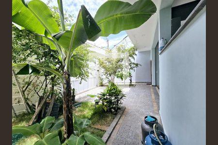 Casa à venda com 270m², 3 quartos e 6 vagas Casa à venda com 270m², 3 quartos e 6 vagasQuintal