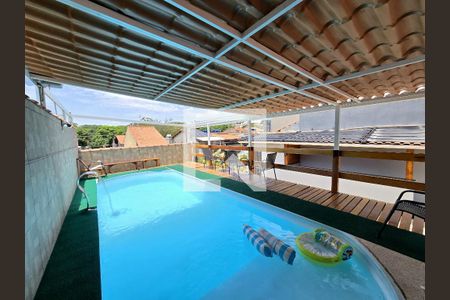 Casa à venda com 270m², 3 quartos e 6 vagas Casa à venda com 270m², 3 quartos e 6 vagasPiscina