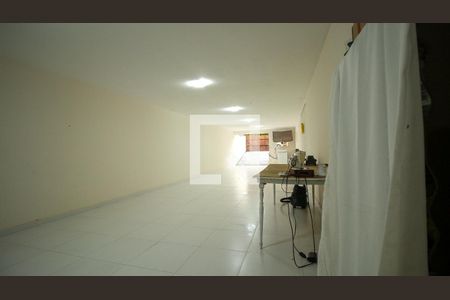 Casa à venda com 300m², 4 quartos e 6 vagas Casa à venda com 300m², 4 quartos e 6 vagasGaragem