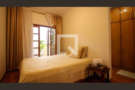 Casa à venda com 300m², 4 quartos e 6 vagas Casa à venda com 300m², 4 quartos e 6 vagasQuarto Suíte
