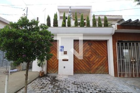 Casa à venda com 300m², 4 quartos e 6 vagasFachada + Placa