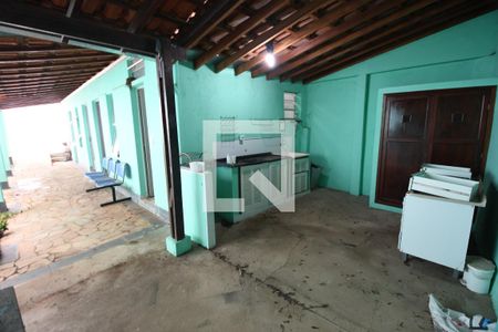 Casa à venda com 280m², 2 quartos e 2 vagasEdícula: Área de Serviço