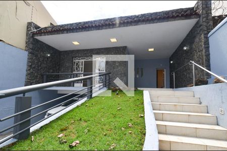 Casa à venda com 282m², 3 quartos e 4 vagas Casa à venda com 282m², 3 quartos e 4 vagasEntrada/ garagem