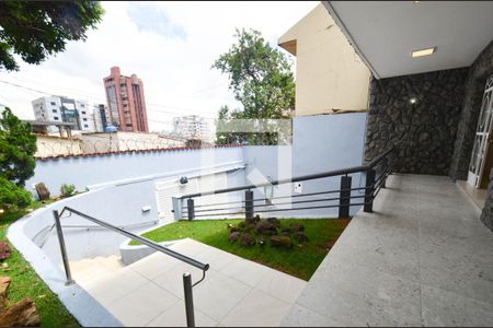 Casa à venda com 282m², 3 quartos e 4 vagas Casa à venda com 282m², 3 quartos e 4 vagasEntrada