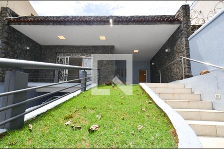 Casa à venda com 282m², 3 quartos e 4 vagas Casa à venda com 282m², 3 quartos e 4 vagasEntrada