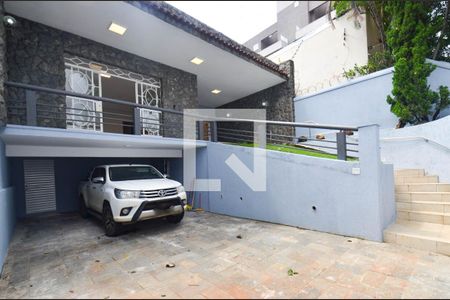 Casa à venda com 282m², 3 quartos e 4 vagas Casa à venda com 282m², 3 quartos e 4 vagasEntrada/ garagem