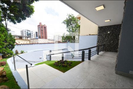 Casa à venda com 282m², 3 quartos e 4 vagas Casa à venda com 282m², 3 quartos e 4 vagasEntrada
