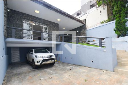 Casa à venda com 282m², 3 quartos e 4 vagas Casa à venda com 282m², 3 quartos e 4 vagasEntrada/ garagem