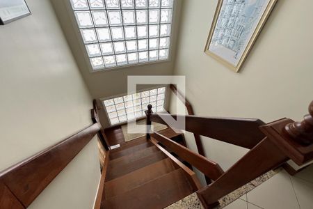 Casa à venda com 254m², 4 quartos e 4 vagasEscada