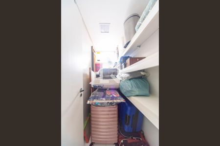 Apartamento à venda com 180m², 3 quartos e 3 vagas Apartamento à venda com 180m², 3 quartos e 3 vagasDespensa