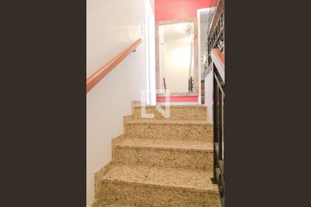 Casa de condomínio à venda com 118m², 3 quartos e 2 vagasEscada